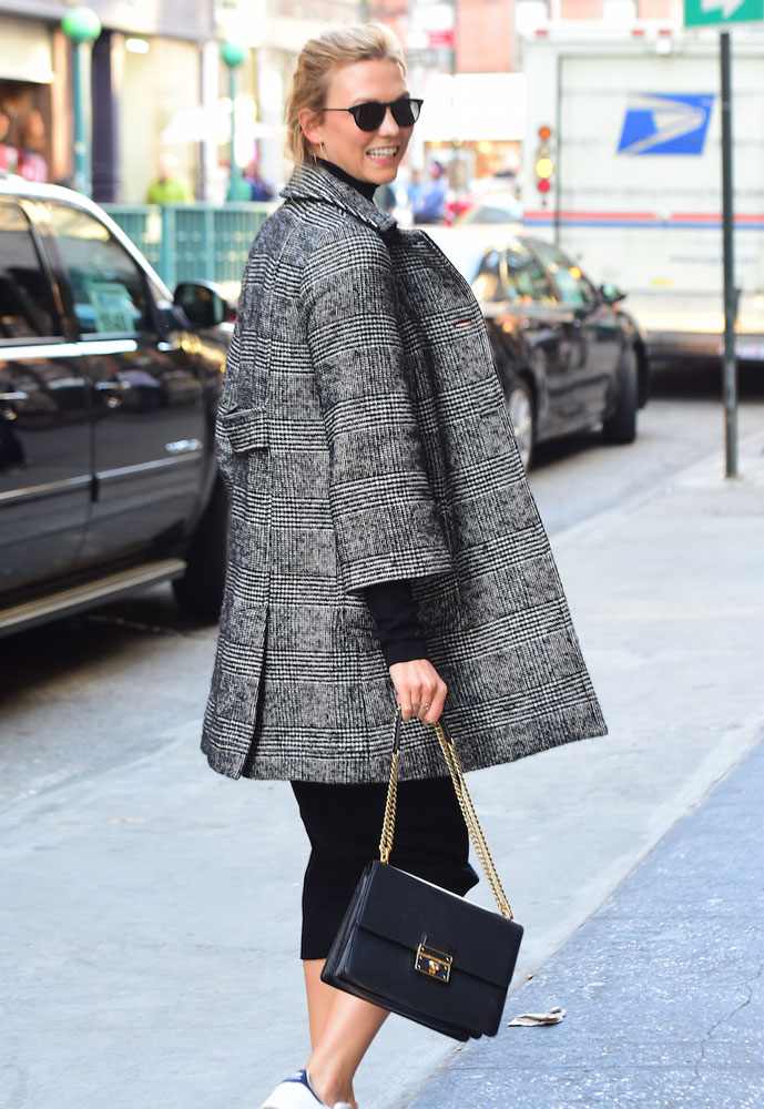 Karlie-Kloss-Dolce-and-Gabbana-Rosalia-Shoulder-Bag